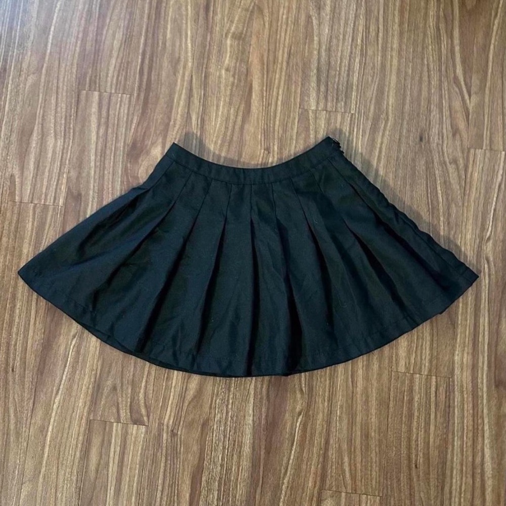 black pleated skirt